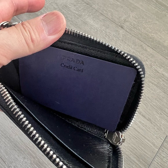 snap-hook and ring
Zipper closure
Enameled metal triangle logo
Two card slots - Picture 4 of 11